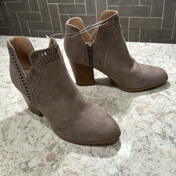 NEW~TAUPE~LASER CUT TRIM~V-CUT SIDES~3 1/2” STACKED HEELS~ CUSHIONED FOOTBED~BR - Picture 2 of 13